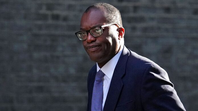 Pressure on Kwasi Kwarteng as sterling slide continues